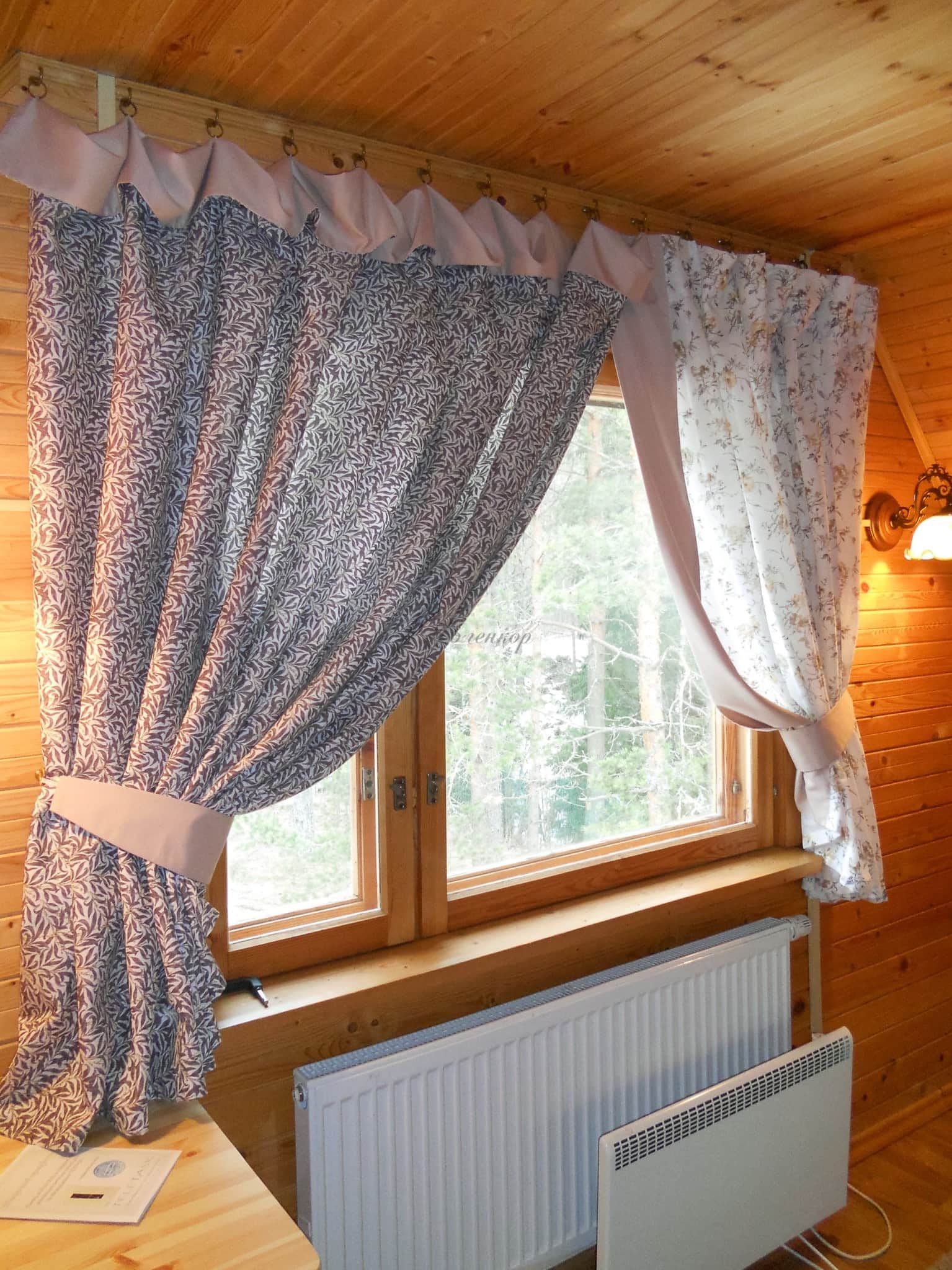Короткие шторы в деревянном доме