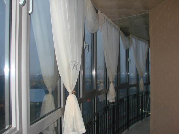 Белые итальянские шторы на лоджию с панорамными окнами