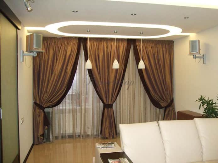 Темные итальянские шторы в интерьере гостиной