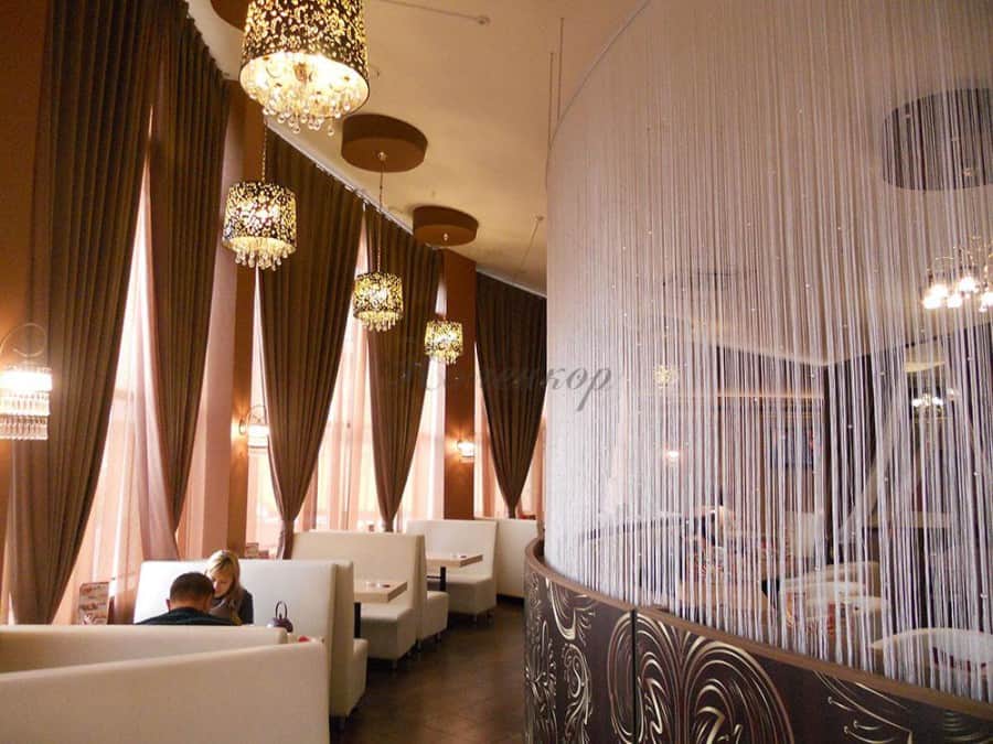 Итальянские шторы в оформлении интерьера ресторана