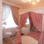 Розовые классические шторы для кровати
